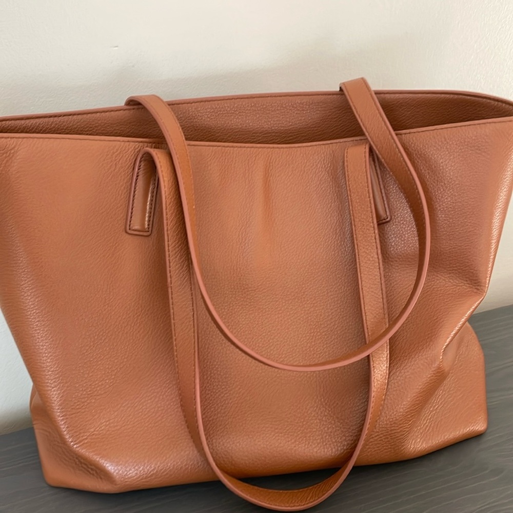 Quince Leather Tote. Color: cognac